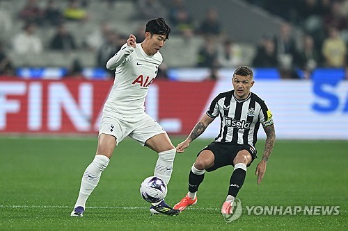 시즌 종료 후 국내에서 휴식 중인 손흥민이 서울의 한 축구장서 깜짝 등장했다. 한 축구 팬이 28일 온라인 커뮤니티에 올린 손흥민과 공 찬 후기 글에는 일반인들과 공을 차는 손흥민의 사진과 영상이 올라왔다. 연합뉴스에 따르면 손흥민 측은 27일 저녁 축구장에 간 게 맞다고 확인하면서 개인적으로 운동하러 갔던 것이라고 전했다. 작성자는 오늘만큼은 내가 성공한 덕후, 대한민국에서 가장 운 좋은 남자라고 생각한다고 감격했다. 연합뉴스