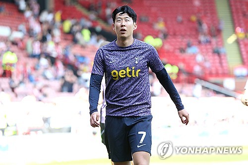 시즌 종료 후 국내에서 휴식 중인 손흥민이 서울의 한 축구장서 깜짝 등장했다. 한 축구 팬이 28일 온라인 커뮤니티에 올린 손흥민과 공 찬 후기 글에는 일반인들과 공을 차는 손흥민의 사진과 영상이 올라왔다. 연합뉴스에 따르면 손흥민 측은 27일 저녁 축구장에 간 게 맞다고 확인하면서 개인적으로 운동하러 갔던 것이라고 전했다. 작성자는 오늘만큼은 내가 성공한 덕후, 대한민국에서 가장 운 좋은 남자라고 생각한다고 감격했다. 연합뉴스