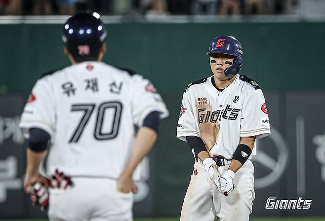 롯데 포수 손성빈은 28일 사직구장에서 열린 '2024 신한 SOL Bank KBO 리그' 한화와 주말 3연전 첫 경기에서 9번타자 포수로 선발 출전했다. 이날 결승타 포함 3안타로 팀 승리에 힘을 보탰다. 롯데 자이언츠