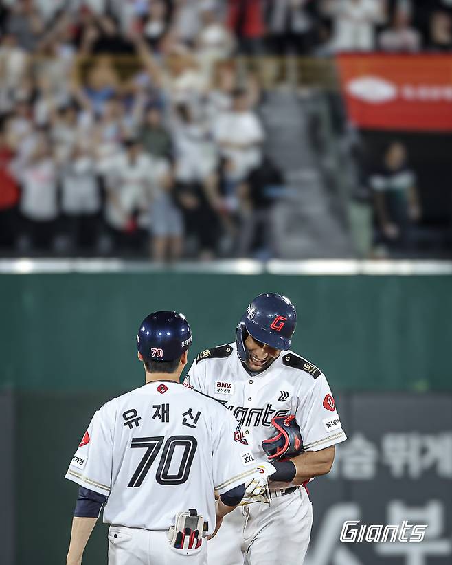 롯데 외야수 레이예스는 28일 사직구장에서 열린 '2024 신한 SOL Bank KBO 리그' 한화와 주말 3연전 첫 경기에서 4번타자 좌익수로 선발 출전했다. 이날 3안타로 3타점을 기록해 공격에 활력을 불어넣었다. 롯데 자이언츠