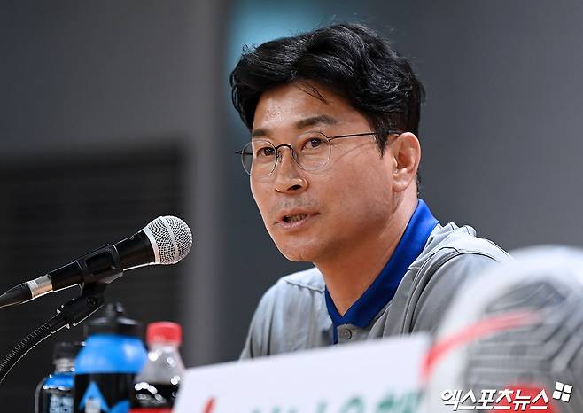 정해성 국가대표전력강화위원장이 사의를 표명하면서 대표팀 정식 감독 선임도 미궁 속에 빠질 위기다. 28일 대한축구협회 관계자에 따르면 정 위원장은 이날 KFA 관계자에게 구두로 사의를 표명했다. 정확한 이유는 밝혀지지 않았으나 최근 대표팀 정식 감독을 물색하는 과정에서 김도훈, 홍명보 등 유력한 국내파 감독들이 감독직을 고사하며 큰 부담을 느꼈던 것으로 보인다. 엑스포츠뉴스DB