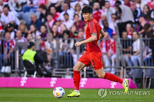 바이에른 뮌헨과 독일 축구 소식을 전하는 바이에른 앤 저머니에 따르면 뮌헨은 내부 평가를 거쳐 김민재를 다음 시즌 구상에 포함시키기로 결정했다. 뱅상 콤파니 감독이 김민재와 함께 다음 시즌을 치르고 싶어하며, 구단 내부에서는 김민재가 지난 시즌보다 더 나은 성과를 내기 위해 김민재와 더 많이 소통하고, 대화하고, 지원하는 게 중요하다고 판단했다는 것이다. 이에 따라 김민재의 잔류 가능성이 대폭 올라갔다. 연합뉴스