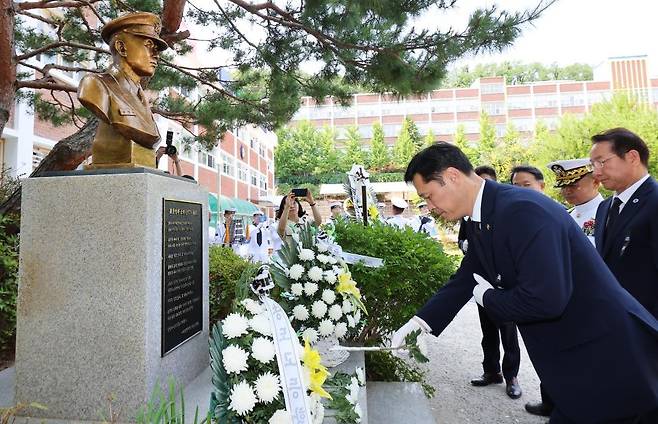 윤영하 소령 흉상 앞에서 헌화하는 이희완 차관 (인천=연합뉴스) 임순석 기자 = 이희완 국가보훈부 차관이 28일 오후 인천 연수구 송도고에서 열린 윤영하 소령 22주기 추모식에서 윤 소령 흉상에 헌화하고 있다. 이 차관은 제2연평해전 당시 윤영하 소령이 정장이었던 참수리 357호(고속정)의 부정장이었다. 2024.6.28
    soonseok02@yna.co.kr