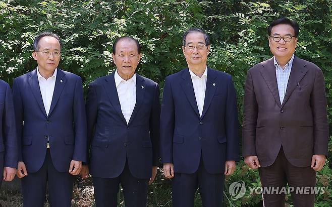 고위 당·정·대 협의회 (서울=연합뉴스) 최재구 기자 = 지난 16일 오후 서울 종로구 삼청동 총리 공관에서 열린 고위 당·정·대 협의회에서 한덕수 국무총리(오른쪽 두번째), 국민의힘 황우여 비상대책위원장(왼쪽 두번째), 추경호 원내대표(왼쪽), 정진석 대통령실 비서실장이 기념촬영을 하고 있다. 2024.6.16 jjaeck9@yna.co.kr