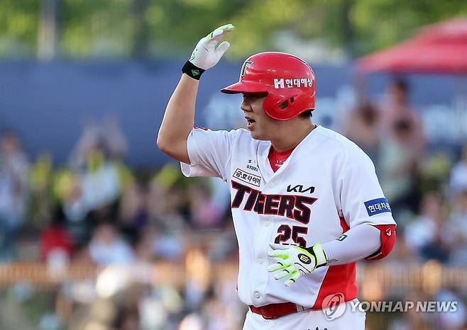 적시타 세리머니 하는 이우성 (광주=연합뉴스) 조남수 기자 = 18일 광주기아챔피언스필드에서 열린 프로야구 LG 트윈스와 KIA 타이거즈의 경기. KIA 이우성이 1회말 2사 2루에서 적시 2루타를 치고 세리머니하고 있다. 2024.6.18 iso64@yna.co.kr