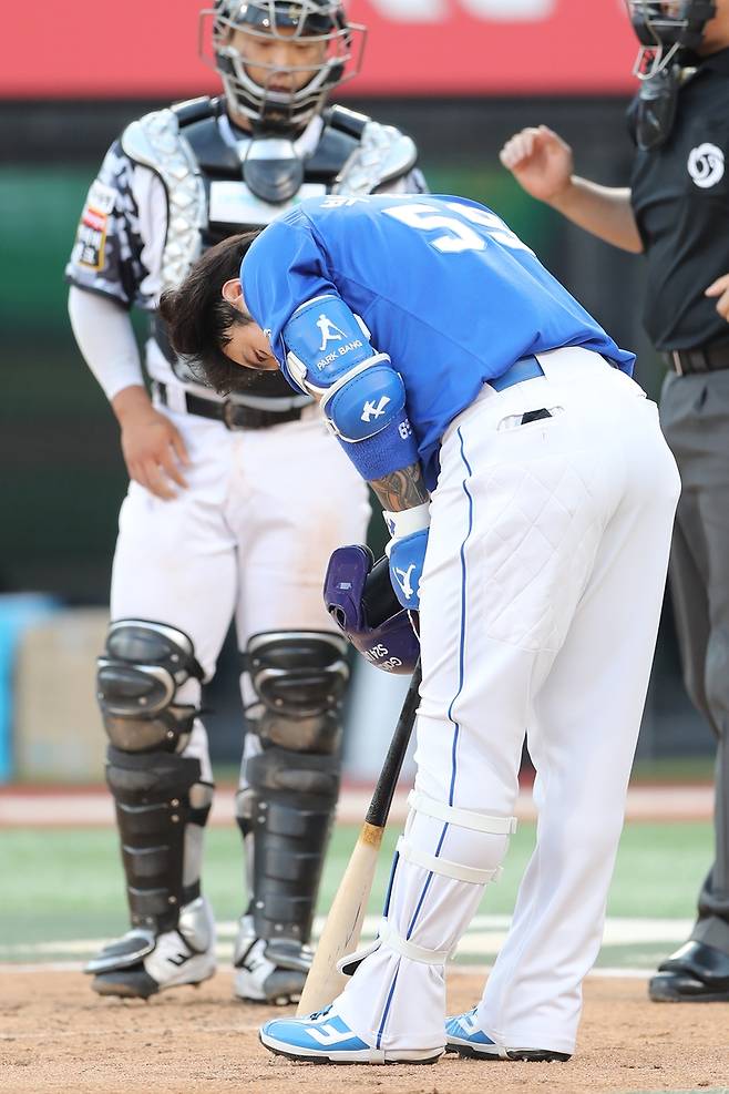 kt 팬 향해 인사하는 박병호 (서울=연합뉴스) 삼성 박병호가 28일 수원 케이티위즈파크에서 열린 프로야구 kt wiz와의 방문 경기에서 2회 첫 타석에 들어서며 kt 팬들에게 고개 숙여 인사하고 있다. [삼성 라이온즈 제공. 재판매 및 DB근지]