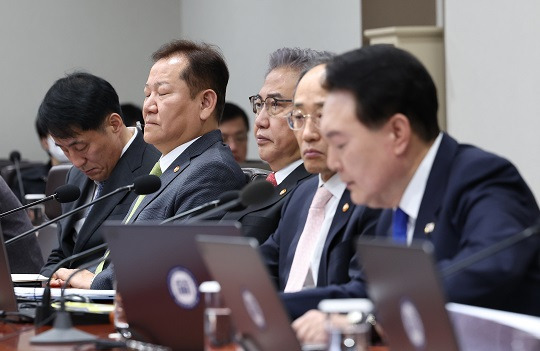 이상민 행정안전부 장관이 윤석열 대통령의 발언을 경청하는 모습. 사진=뉴시스