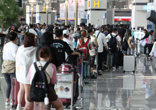 작년 여름 휴가철 앞두고 붐비는 인천공항. (사진=연합뉴스)