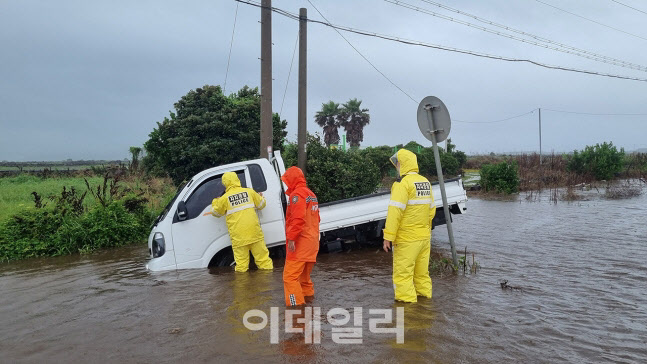폭우에 고립된 차량 (사진=제주소방안전본부)