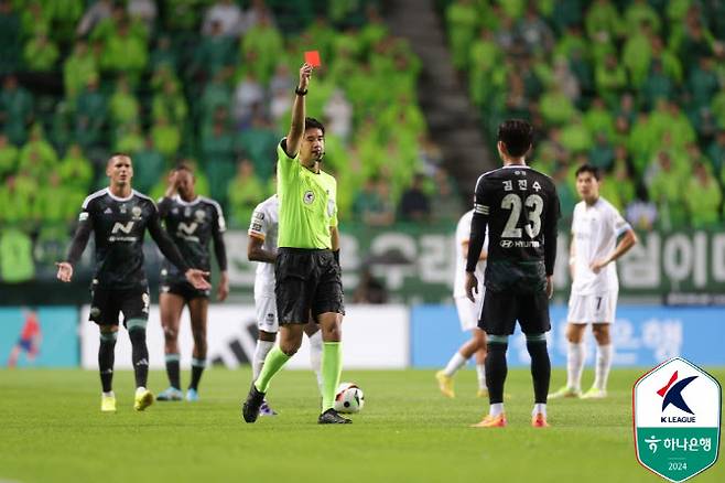 김진수(전북)가 퇴장당하고 있다. 사진=한국프로축구연맹