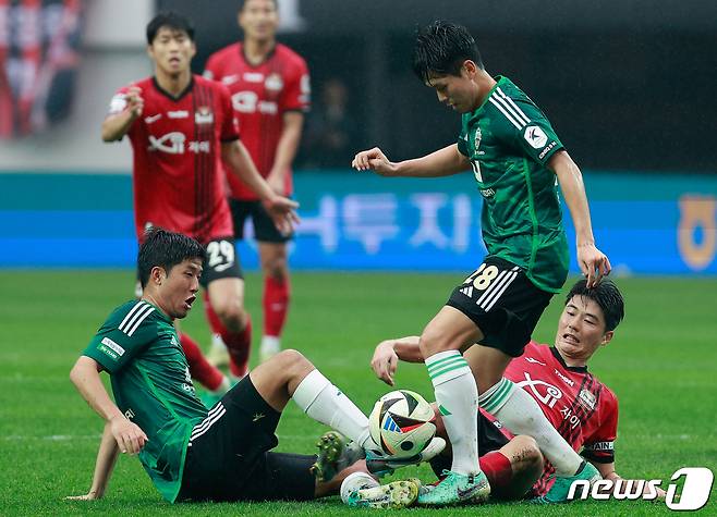 20일 오후 서울 마포구 월드컵경기장에서 열린 '프로축구 하나은행 K리그1 2024 8라운드' FC 서울과 전북 현대 모터스의 경기 전반전, 전북 이수빈(왼쪽부터), 맹성웅, 서울 기성용이 볼을 다투고 있다. 2024.4.20/뉴스1 ⓒ News1 안은나 기자