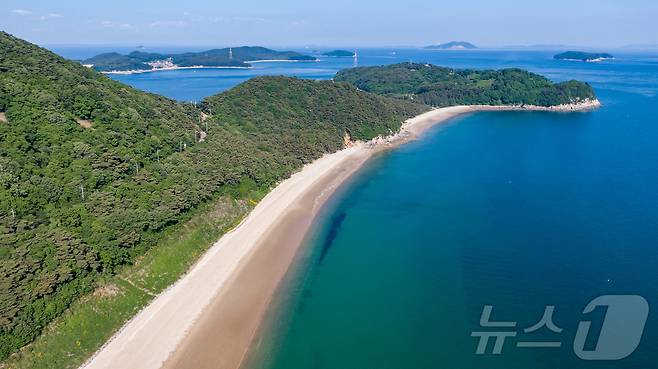 갯벌과 모래사장 모두 즐길 수 있는, 시원스레 펼쳐진 대이작도 해변(한국관광공사 제공)