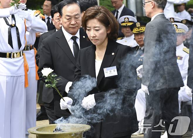 나경원 국민의힘 당 대표 후보가 29일 경기 평택시 해군 제2함대사령부에서 열린 '제2연평해전 승전 22주년 기념식'에서 헌화를 하고 있다. (공동취재) 2024.6.29/뉴스1 ⓒ News1 김영운 기자