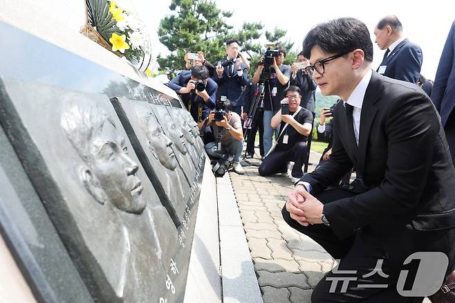 국민의힘 당권주자인 한동훈 전 비상대책위원장이 29일 경기 평택시 해군 제2함대사령부에서 열린 '제2연평해전 승전 22주년 기념식'에서 해전 영웅들의 얼굴 부조상을 바라보고 있다. (공동취재) 2024.6.29/뉴스1 ⓒ News1 김영운 기자