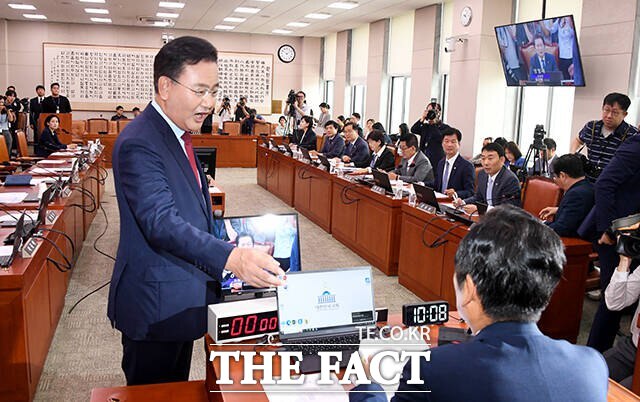 유상범 국민의힘 의원(왼쪽)이 지난 25일 서울 여의도 국회에서 열린 법제사법위원회 전체회의에 참석해 의사일정과 관련해 정청래 법사위원장에게 항의하는 모습. /배정한 기자