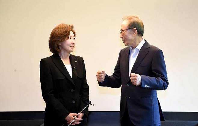 나경원 국민의힘 의원이 29일 서울 강남구 논현동의 이명박 전 대통령 사저를 찾아 이 전 대통령과 인사를 나누고 있다. / 사진제공=나경원 후보 캠프