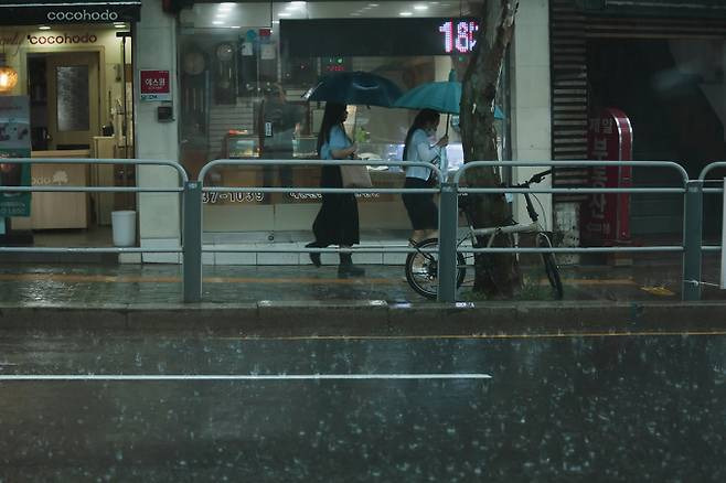 토요일인 오늘(29일)은 밤부터 서울‧수도권 등 중부지방에도 2024년 첫 여름장마가 시작되겠다.장맛비가 새벽 제주에서 내리기 시작해 오전 영호남으로, 오후에는 충청권까지 확대되겠다. 밤에는 서울‧수도권에도 올여름 첫 장맛비가 내리겠다. 서울, 오늘날씨, 내일날씨, 전국날씨, 주간날씨 ©bnt뉴스