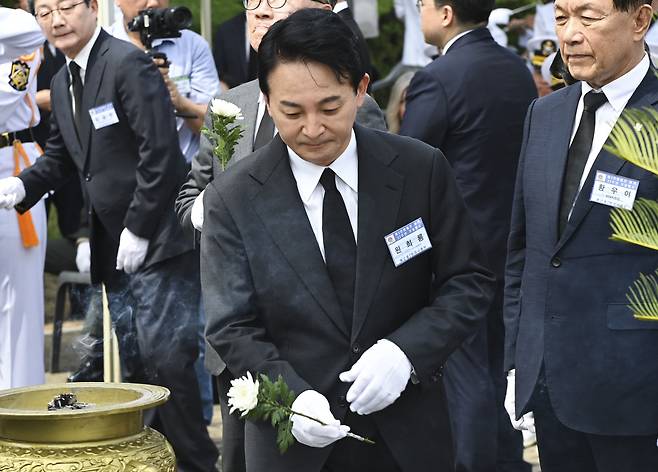 국민의힘 당권주자인 원희룡 전 국토교통부 장관이 29일 경기 평택시 해군 제2함대사령부에서 열린 '제2연평해전 승전 22주년 기념식'에서 헌화를 하고 있다. /뉴스1