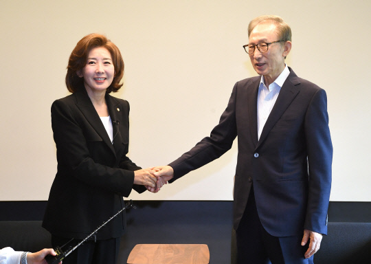 국민의힘 당권주자인 나경원 의원이 29일 서울 강남구의 이명박 전 대통령 사저를 찾아 이 전 대통령과 인사를 나누고 있다. 나경원 후보 캠프 제공