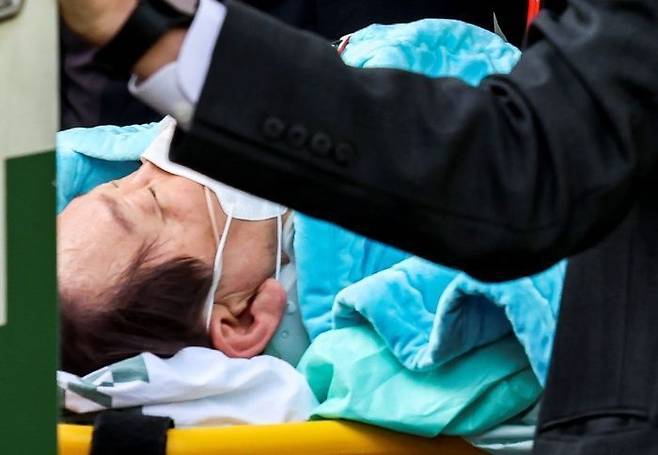 더불어민주당 이재명 대표가 지난 1월 2일 피습당한 뒤 서울 종로구 서울대병원으로 이송되고 있다.ⓒ뉴시스