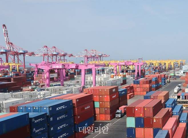 인천 연수구 인천신항 컨테이너 터미널에 컨테이너가 쌓여 있다.ⓒ뉴시스