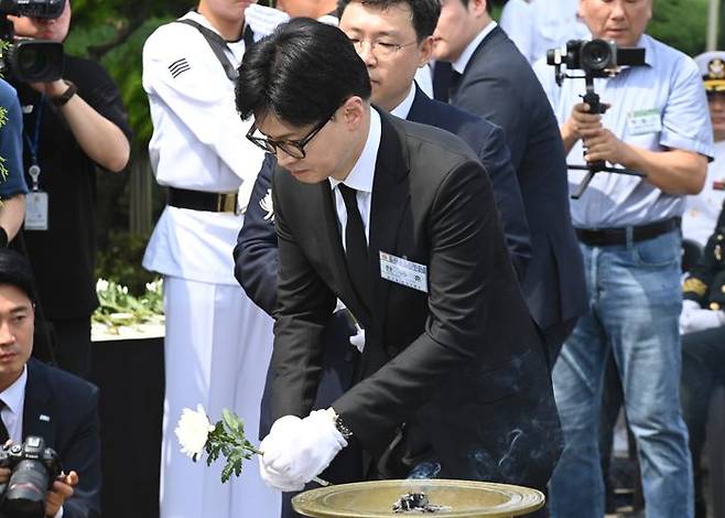 한동훈 국민의힘 전 비상대책위원장이 29일 경기도 평택시 해군 제2함대 사령부에서 열린 제2연평해전 승전 22주년 기념식에서 분향 및 헌화하고 있다. ⓒ뉴시스