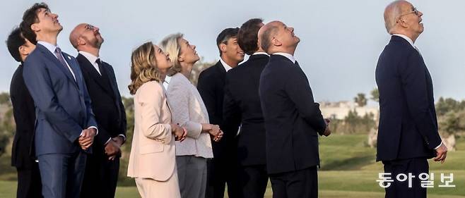 주요7개국(G7) 정상회의에서 군인들의 공중낙하 시범을 보는 조 바이든 대통령(오른쪽)과 정상들. 백악관 홈페이지