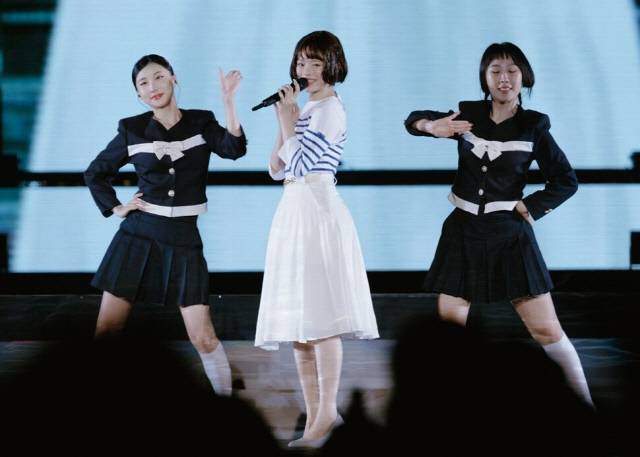 뉴진스의 하니가 26일 일본 도쿄돔에서 '푸른 산호초'를 부르고 있다. 어도어 제공