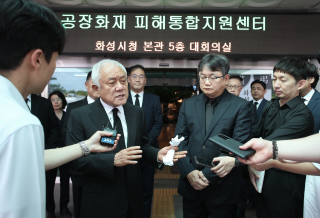 김한길 국민통합위원장이 29일 화성시청에 마련된 화성 일차전지 공장 화재사고 추모 분향소를 방문해 발언하고 있다. 통합위 제공