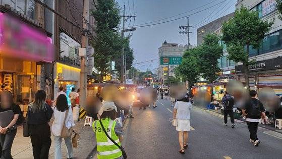 28일 오후 8시쯤 서울 종로3가역 포차거리 일대에 수많은 인파가 몰렸다. 종로구청 안전요원이 인도로 다니라고 보행자들을 안내했지만, 인도 위엔 야외 테이블이 깔려있어 사람 한 명도 지나다니기 어려웠다. 김서원 기자