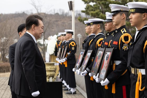 제9회 서해수호의날 기념식이 열린 지난 3월 22일 경기도 평택 소재 해군 제2함대사령부에서 제2연평해전 전승비를 찾아 참배하고 있는 윤석열 대통령. 사진 대통령실