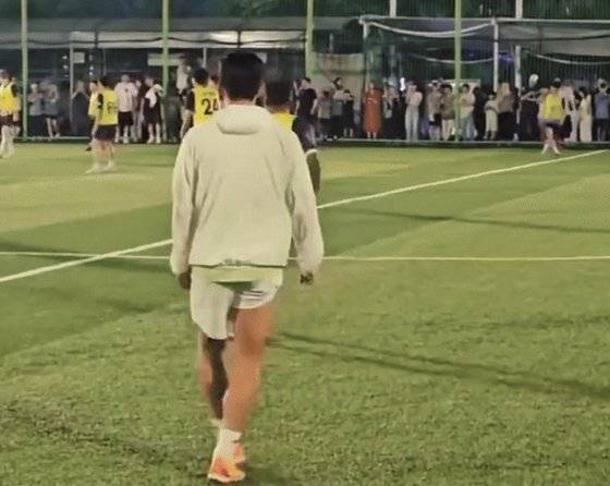 한 남자아이가 조기 축구 경기에 깜짝 등장한 손흥민(토트넘)을 향해 ″안티팬″이라고 외친 모습이 공개됐다. 사진 SNS 영상 캡처