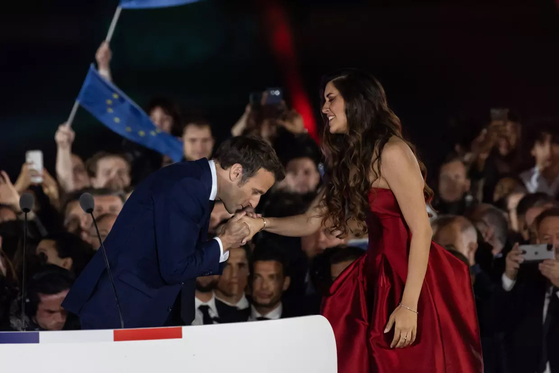 2022년 대선 승리 축하공연을 마친 메조 소프라노 파라 엘 디바니의 손에 입맞추는 마크롱.