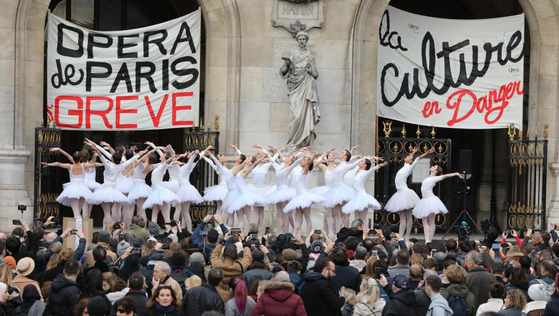 2019년 파리 오페라 발레단원들의 연금개혁 반대 시위. [AFP=연합뉴스]