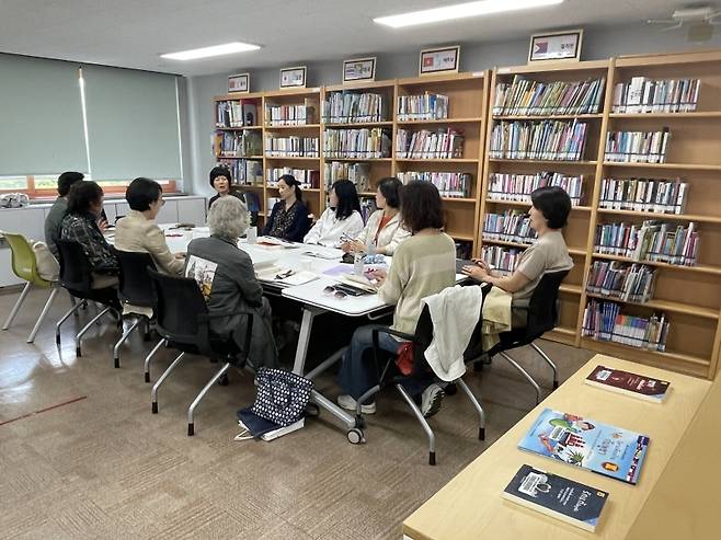 ▲광주시립무등도서관 아메리칸 코너에서 '글사랑독서회' 회원들이 모임을 갖고 있는 모습