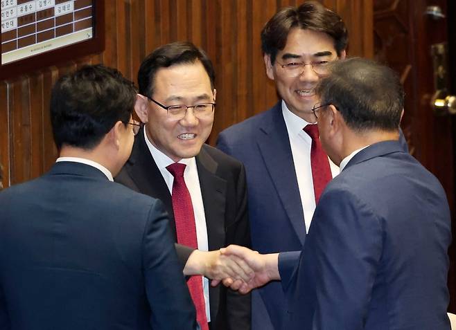 27일 국회 본회의에서 부의장으로 선출된 주호영 의원이 동료 의원들과 인사하고 있다./강은구 기자