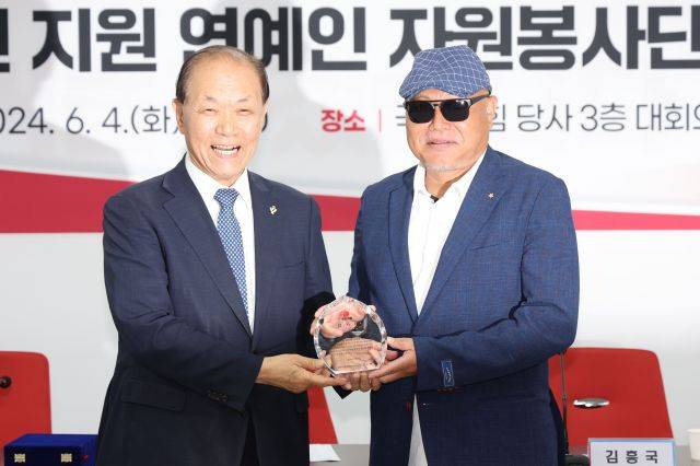 황우여(왼쪽) 국민의힘 비상대책위원장이 지난 4일 오전 서울 여의도 국민의힘 당사에서 열린 2024 총선 지원 연예인 자원봉사단 간담회에서 가수 김흥국씨에게 감사패를 수여하고 있다. 뉴시스