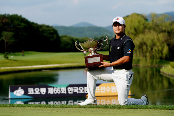 김민규가 지난 23일 충남 천안시 우정힐스 컨트리클럽에서 막을 내린 제66회 한국오픈에서 우승한 뒤 한쪽 무릎을 꿇고 트로피를 들고 있다. 2년 만에 한국오픈 우승을 탈환한 그는 우승 상금 5억원을 받았다. 코오롱 한국오픈 조직위원회 제공