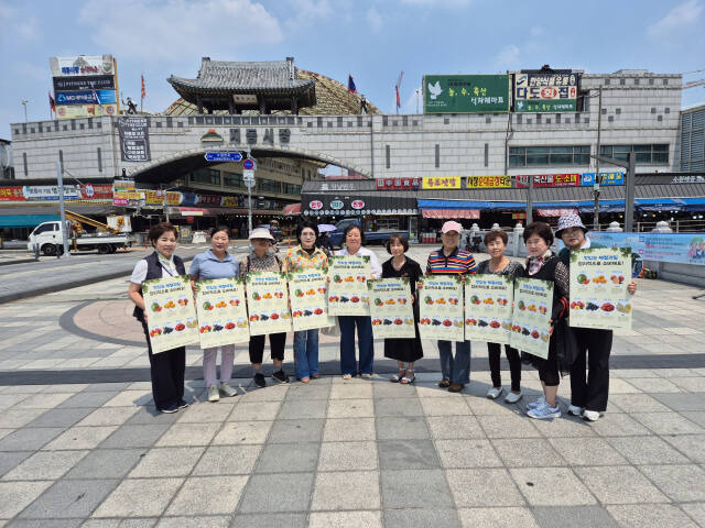 농림축산식품부와 ㈔한국부인회총본부(회장 남인숙)가 공동으로 ‘맛있는 제철과일 합리적으로 소비해요!’ 캠페인을 전개하는 가운데 김경숙 경기도지부장 등 경기도지부 임원들이 28일 오후 수원 지동시장 인근에서 캠페인을 벌인 후 기념촬영을 하고 있다. 한국부인회 제공