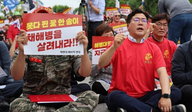 더불어민주당 박찬대 대표 직무대행 겸 원내대표가 29일 오후 서울 용산구 서울 지하철 6호선 한강진역 인근에서 열린 해병대 예비역연대 주최 '해병대원 순직 및 수사외압 사건 특검법, 국정조사 촉구 범국민 집회'에 참석해 구호를 외치고 있다. 연합뉴스