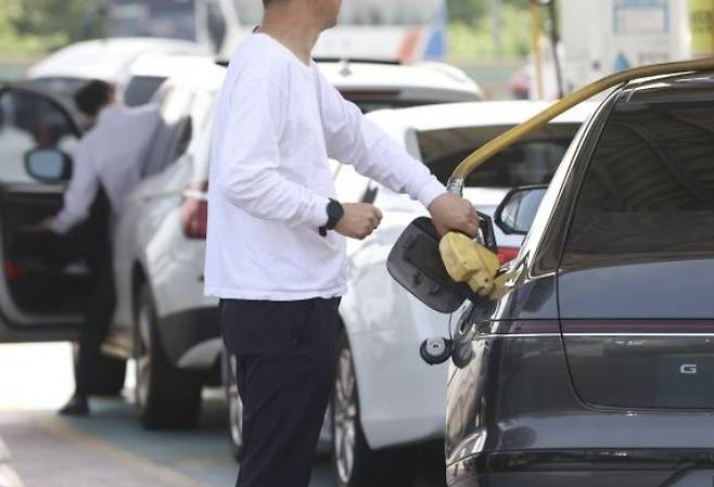 차량에 기름을 넣고 있는 운전자 모습 [사진=연합뉴스]