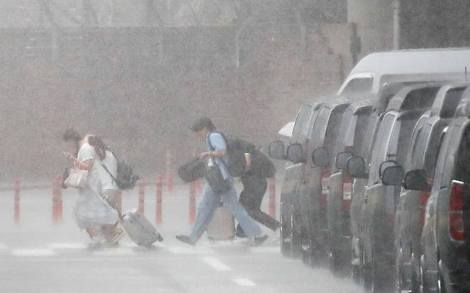 정체전선이 북상하며 호우특보가 내려진 29일 오후 제주국제공항에 굵은 장맛비가 쏟아지고 있다./사진=뉴시스