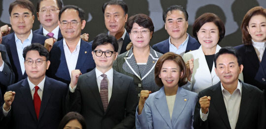 국민의힘 당 대표 경선 출마를 선언한 윤상현(아랫줄 왼쪽부터) 의원, 한동훈 전 비상대책위원장, 나경원 의원, 원희룡 전 국토교통부 장관이 24일 서울 여의도 국회 의원회관에서 열린 국민의힘 초선의원 공부모임에 참석해 기념촬영하고 있다. 뉴시스