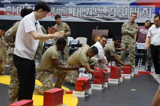 28일 동두천기지 캠프 케이시에서 열린 제19회 한미친선 태권도대회에서 주한미군들이 맨손으로 격파술을 선보이고 있다. 국방부 제공