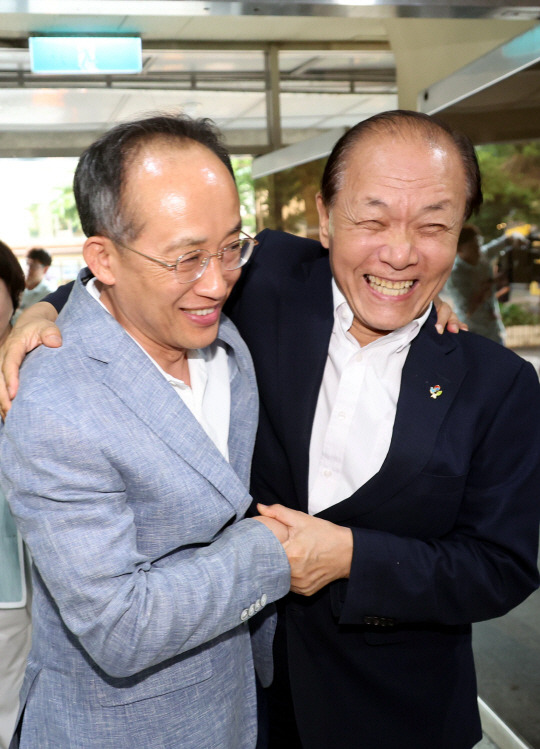 황우여 국민의힘 비상대책위원장이 28일 서울 마포의 한 식당에서 제22대 국회 원 구성 결과에 책임을 지고 사의를 밝힌 추경호 원내대표를 만나 포옹하고 있다. 뉴시스