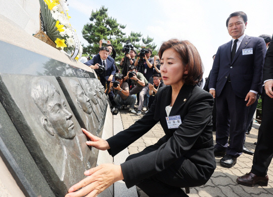 29일 오전 경기도 평택시 해군 제2함대사령부에서 열린 ‘제2연평해전 승전 22주년 기념식’에서 국민의힘 당권주자인 나경원 의원이 해전 영웅들의 얼굴 부조상을 어루만지고 있다. 연합뉴스