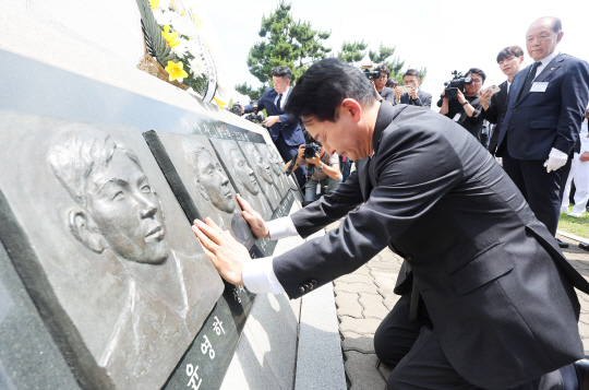 29일 오전 경기도 평택시 해군 제2함대사령부에서 열린 ‘제2연평해전 승전 22주년 기념식’에서 국민의힘 당권주자인 원희룡 전 국토교통부 장관이 해전 영웅들의 얼굴 부조상을 어루만지고 있다. 연합뉴스