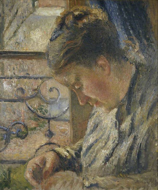카미유 피사로, '창가에서 바느질을 하는 쥘리 벨레', 1877, 캔버스에 유채, 54x45cm, 아쉬몰리안 박물관