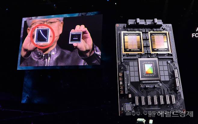 젠슨 황 엔비디아 최고경영자(CEO)가 지난 3월 미국 새너제이에서 열린 ‘GTC 2024’ 기조연설에서 차세대 AI 반도체 ‘블랙웰’(Blackwell)을 소개하고 있다. 황 CEO의 오른손에 있는 것이 ‘B100’, 왼손에 있는 것은 이전 세대 제품인 ‘H100’이다. 김현일 기자