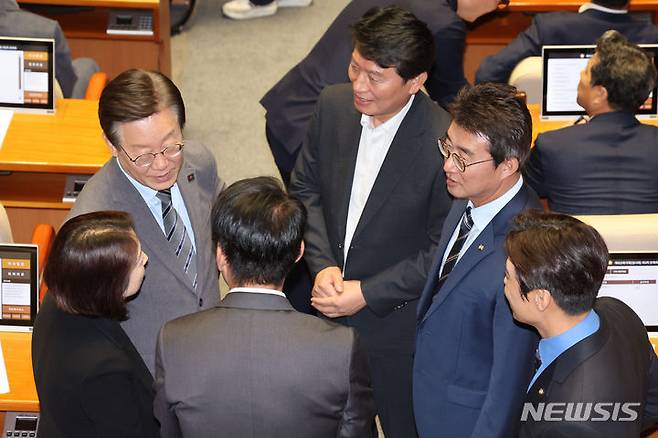 [서울=뉴시스] 권창회 기자 = 이재명 더불어민주당 전 대표가 27일 오후 서울 여의도 국회에서 열린 제415회국회(임시회) 제3차 본회의에서 동료 의원들과 대화하고 있다.  2024.06.27. kch0523@newsis.com